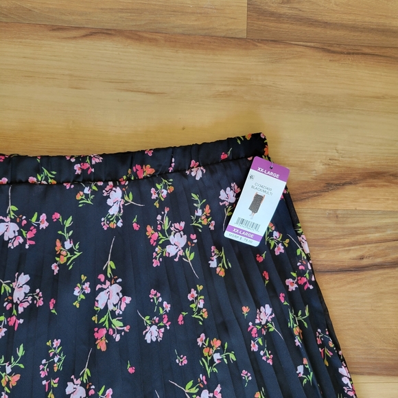 NWT VINCE CAMUTO Black Floral Linned Pleated Midi Skirt - Picture 4 of 8